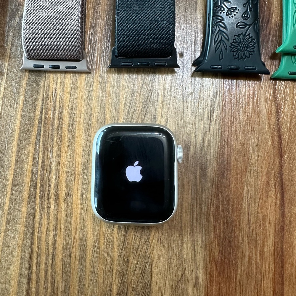 Apple Smartwatch with Interchangeable Bands - Starlight
Series 9
41mm